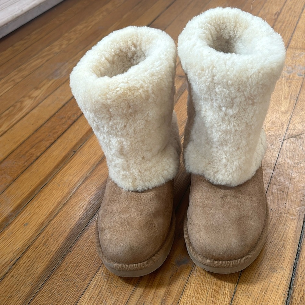 Ugg Maylin - rare! Size 9 US